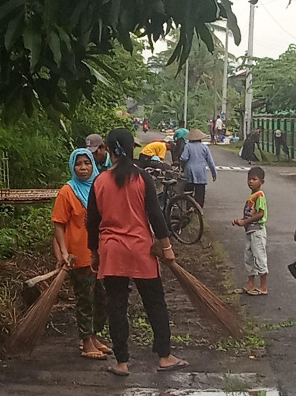 WARGA DUSUN MONGGANG MENGADAKAN KERJA BAKTI Di LINGKUNGAN SD MONGGANG